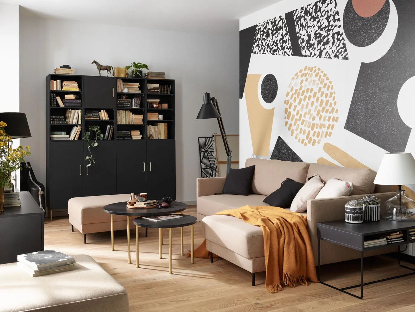 salon z kontrastową ścianą i ciemnymi meblami